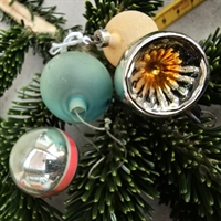 en-stribet-en-reflektor-en-hul-på-tværs-gul-rød-kugle-gamle-mini-glas-julekugler-gammelt-julestads